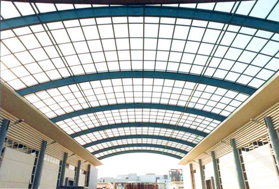 Структуры коммерчески здания железного каркаса крыши свода современные стальные крася поверхность