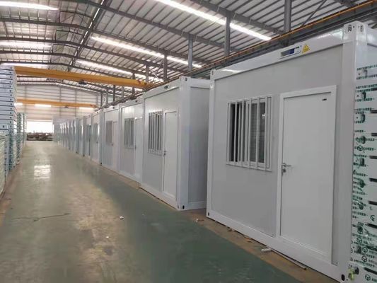 Зацинкованный контейнерный дом с стеклянными панелями