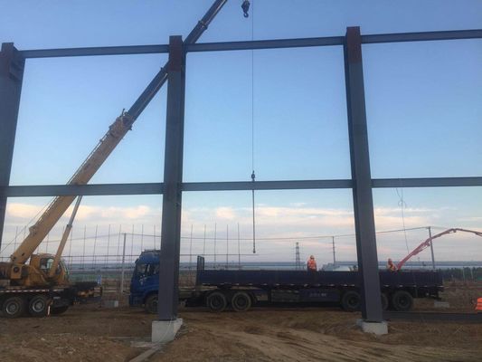 H секция Стальной Prefab складское здание Горяче прокатаемый оцинкованный Экономический промышленный легкий вес Большой протяженность